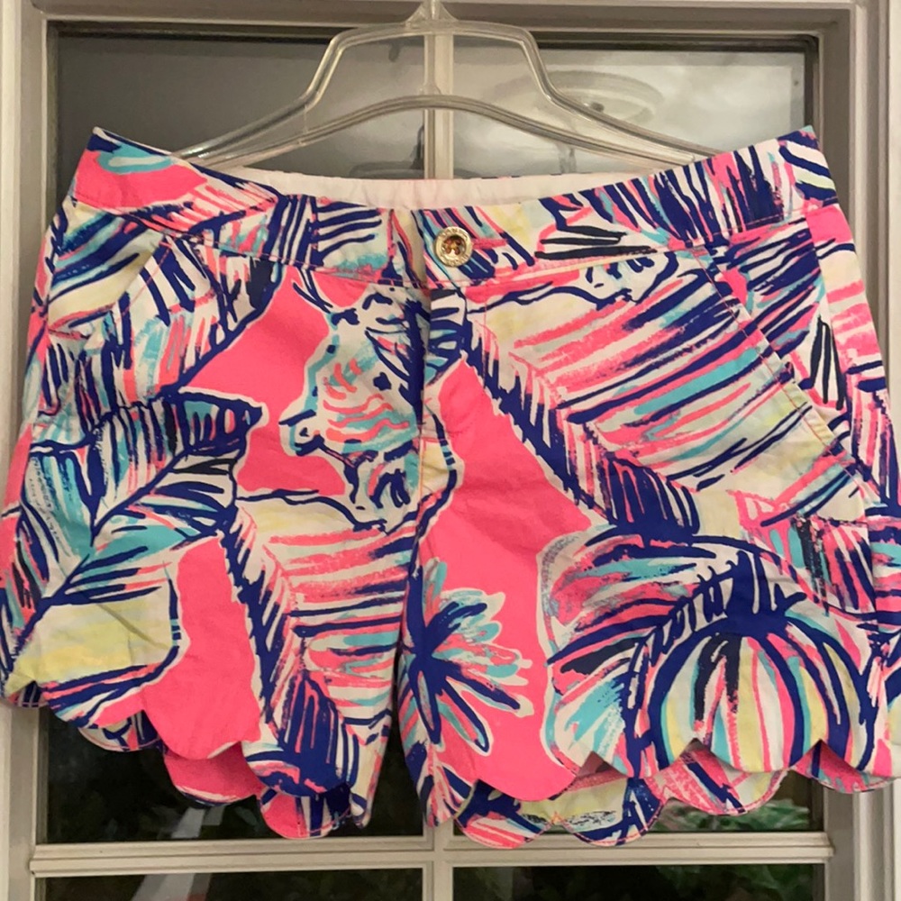 Lilly Pulitzer scalloped shorts w front pockets